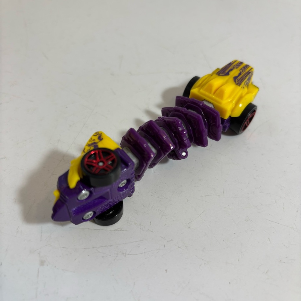 Hot Wheels 2013 mutant machines Scorpion yellow and purple coloured - Picture 7 of 10